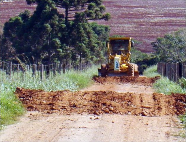 Vereadores pedem explicaÃ§Ãµes sobre cascalhamento em estrada particular