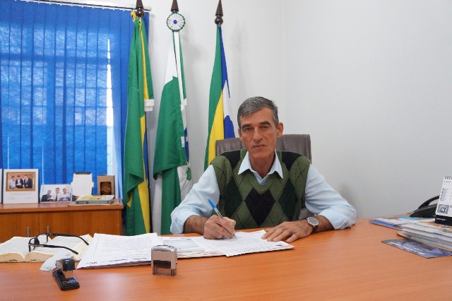 Prefeito diz que poderÃ¡ revogar lei do 13Âº salÃ¡rio para vereadores em Nova Cantu