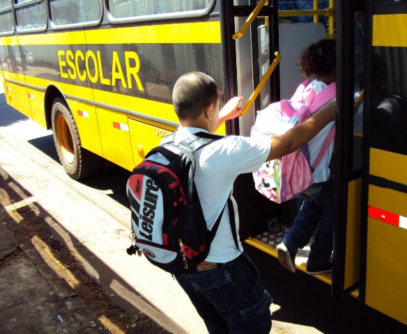 TCE-PR determina que prefeituras regularizarem veículos de transporte escolar