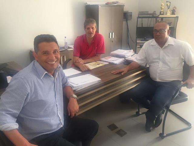 Presidente da Acamdoze continua roteiro de visitas às Câmaras da região