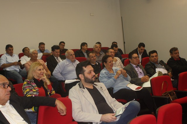 1º Ciclo de Capacitação lota plenário da Acamdoze e debate temas atuais da política