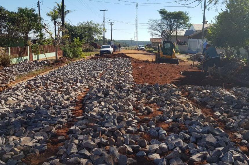 Programa amplia pavimentação  de estradas rurais na Comcam