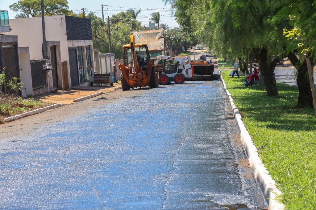 CONDESCOM regulamenta uso de equipamentos e reforça parceria com Mamborê em obra de pavimentação asfáltica